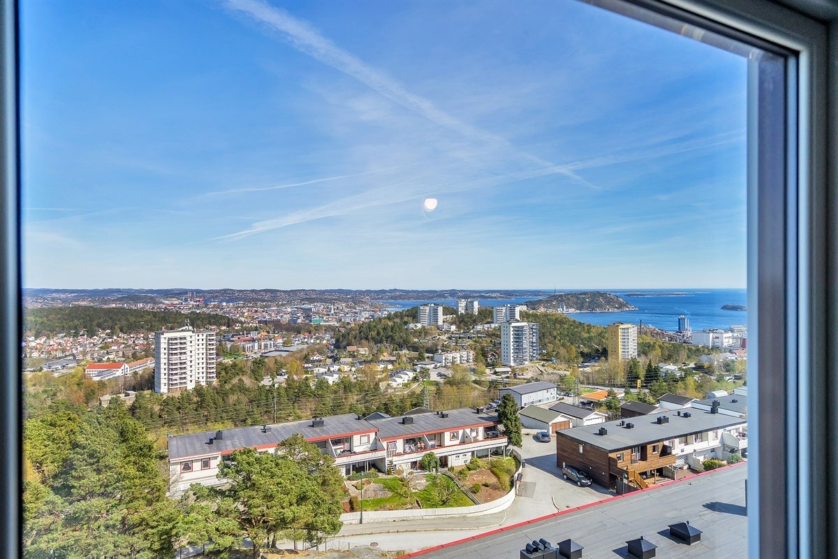 Tinnheia - Stor gjennomgående leilighet med nydelig sjøutsikt og solrik innglasset veranda. Moderniseringsbehov - Exbo Eiendomsmegling v/ Daglig leder Terje Skaara Galleribilde