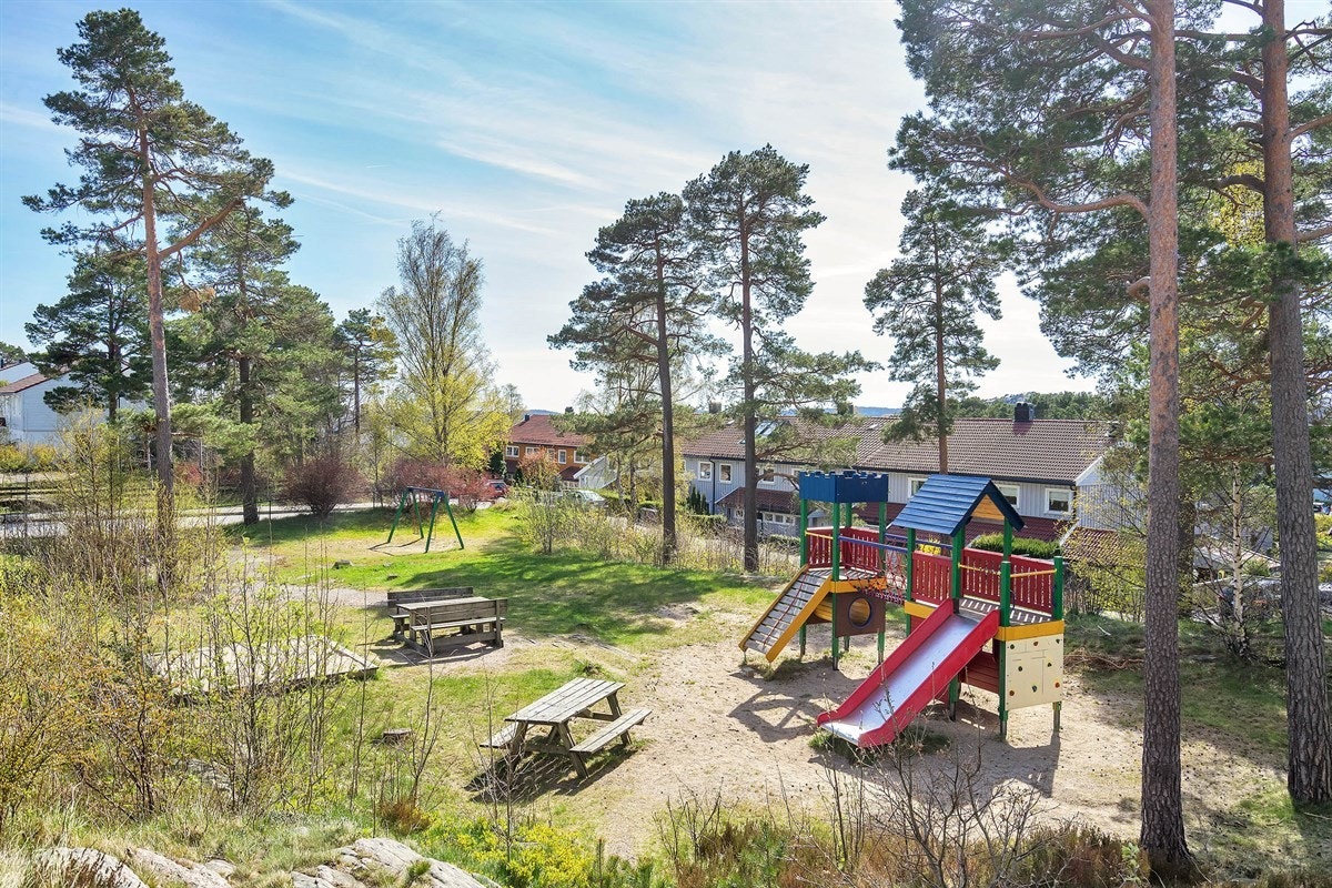 Tinnheia - Stor gjennomgående leilighet med nydelig sjøutsikt og solrik innglasset veranda. Moderniseringsbehov - Exbo Eiendomsmegling v/ Daglig leder Terje Skaara Galleribilde