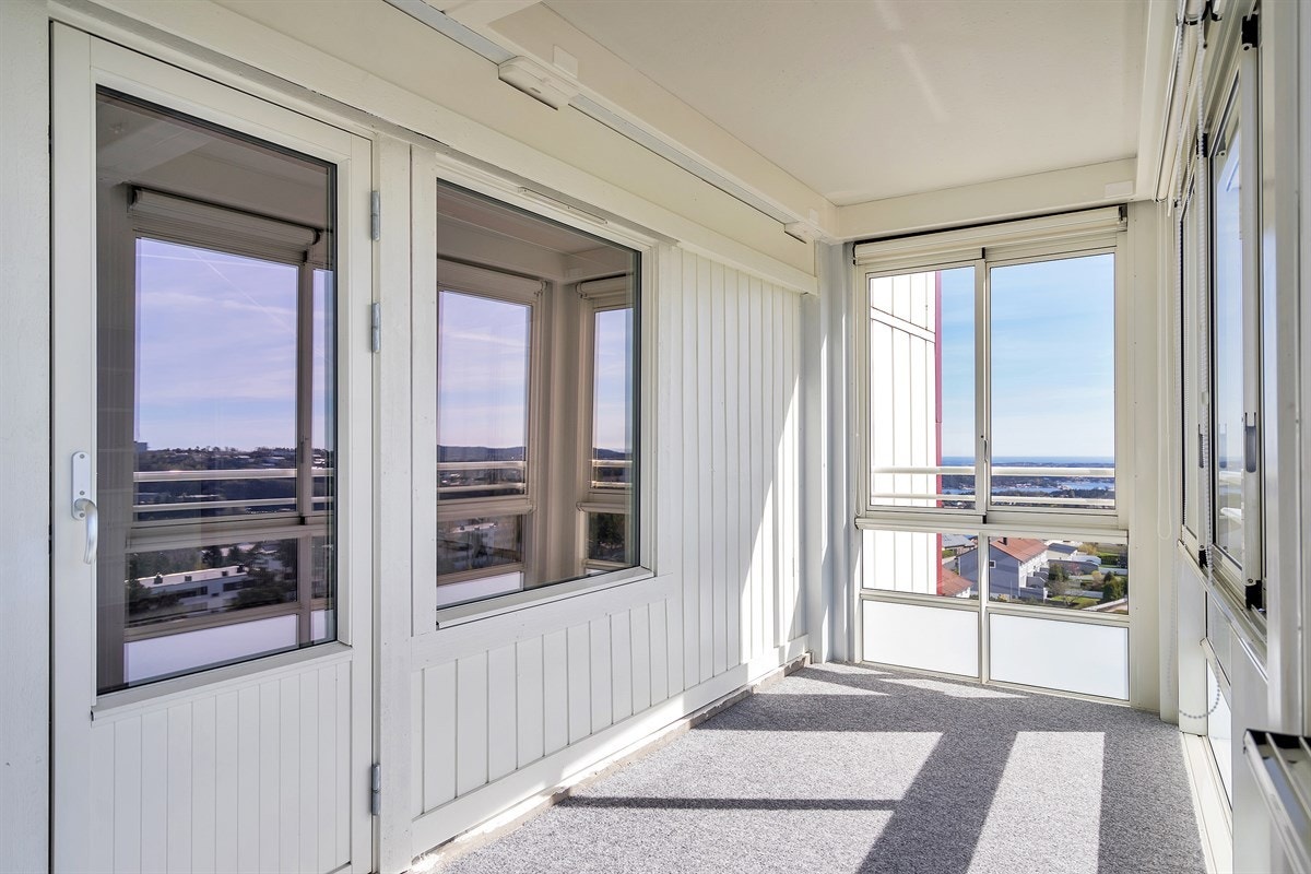 Tinnheia - Stor gjennomgående leilighet med nydelig sjøutsikt og solrik innglasset veranda. Moderniseringsbehov - Exbo Eiendomsmegling v/ Daglig leder Terje Skaara Galleribilde
