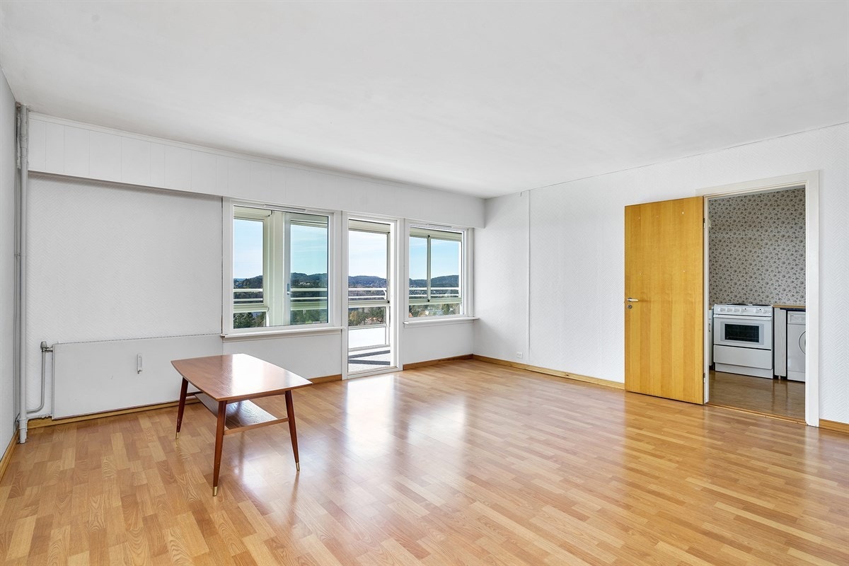 Tinnheia - Stor gjennomgående leilighet med nydelig sjøutsikt og solrik innglasset veranda. Moderniseringsbehov - Exbo Eiendomsmegling v/ Daglig leder Terje Skaara Galleribilde