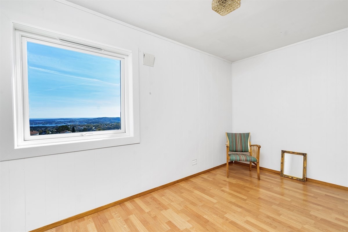 Tinnheia - Stor gjennomgående leilighet med nydelig sjøutsikt og solrik innglasset veranda. Moderniseringsbehov - Exbo Eiendomsmegling v/ Daglig leder Terje Skaara Galleribilde