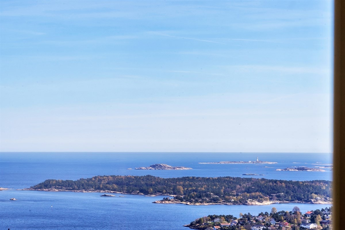 Tinnheia - Stor gjennomgående leilighet med nydelig sjøutsikt og solrik innglasset veranda. Moderniseringsbehov - Exbo Eiendomsmegling v/ Daglig leder Terje Skaara Galleribilde