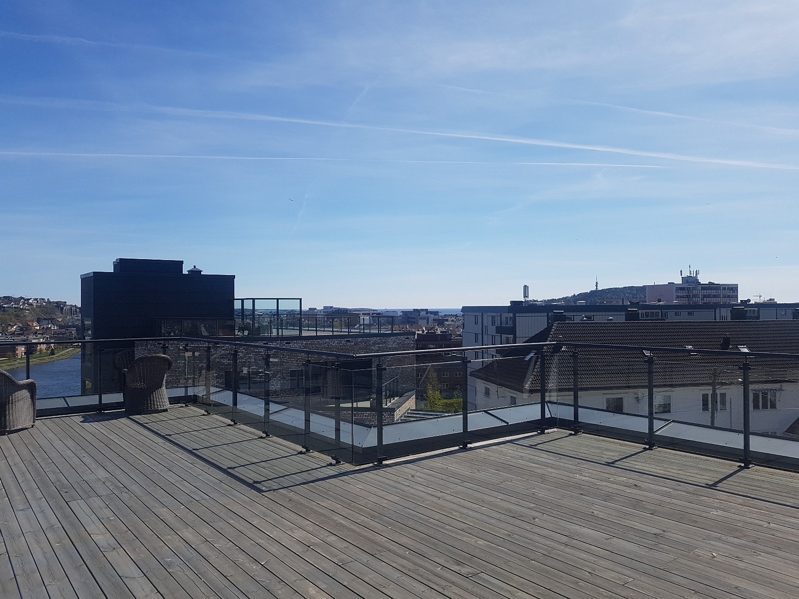 Stor og solrik takterrasse med fantastisk utsikt. Galleribilde