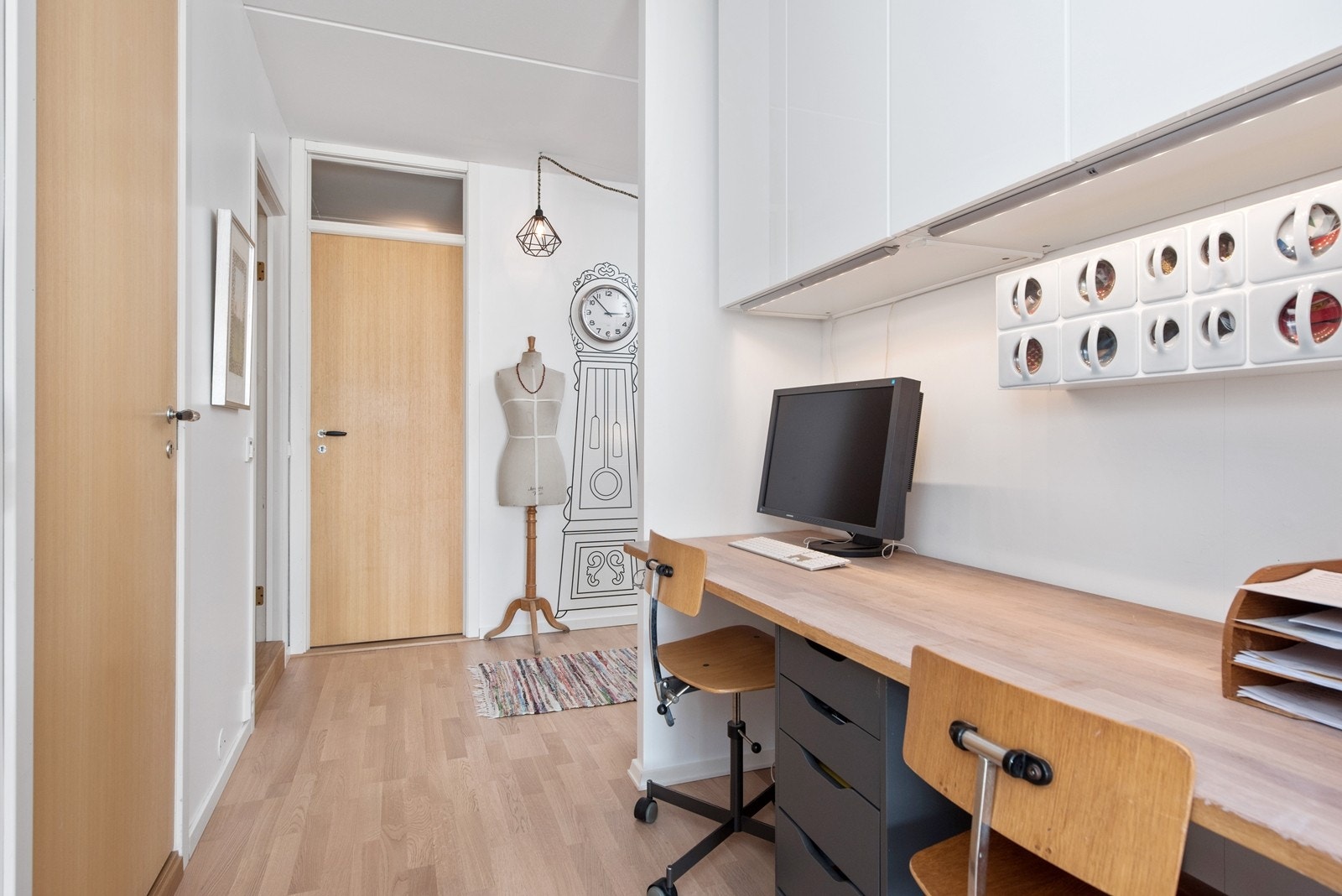 Mellomgang som har fått laget en praktisk løsning med pult for 2 stk og overskap. Galleribilde