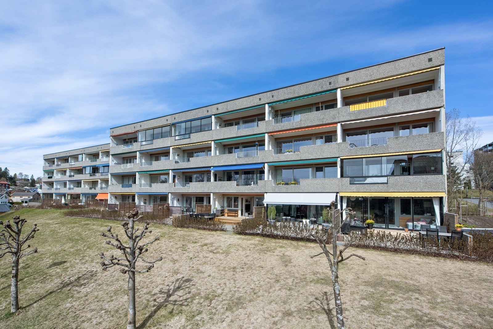 Fasaden. Leiligheten ligger i 1. etg på enden. Galleribilde