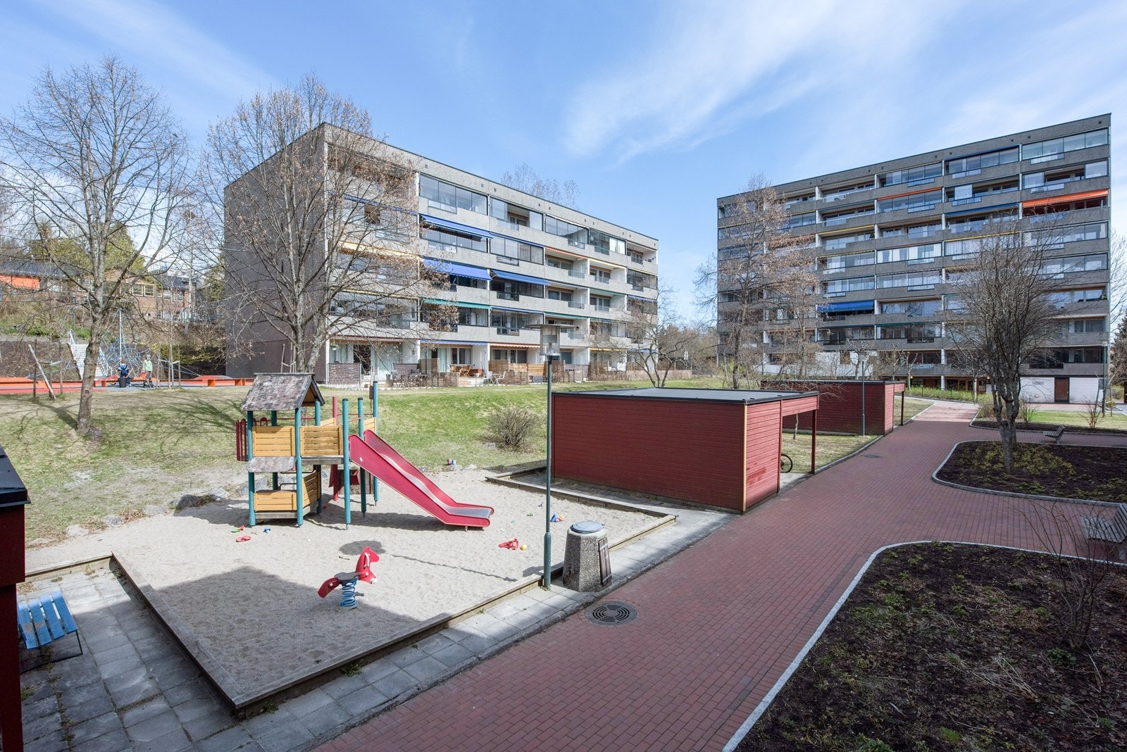 Flotte lekeplasser for barna rundt på område. Galleribilde