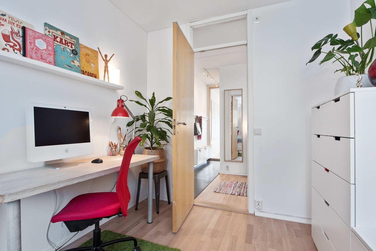 Soverom 1 som viser ut til gangen og garderobeplassen. Galleribilde