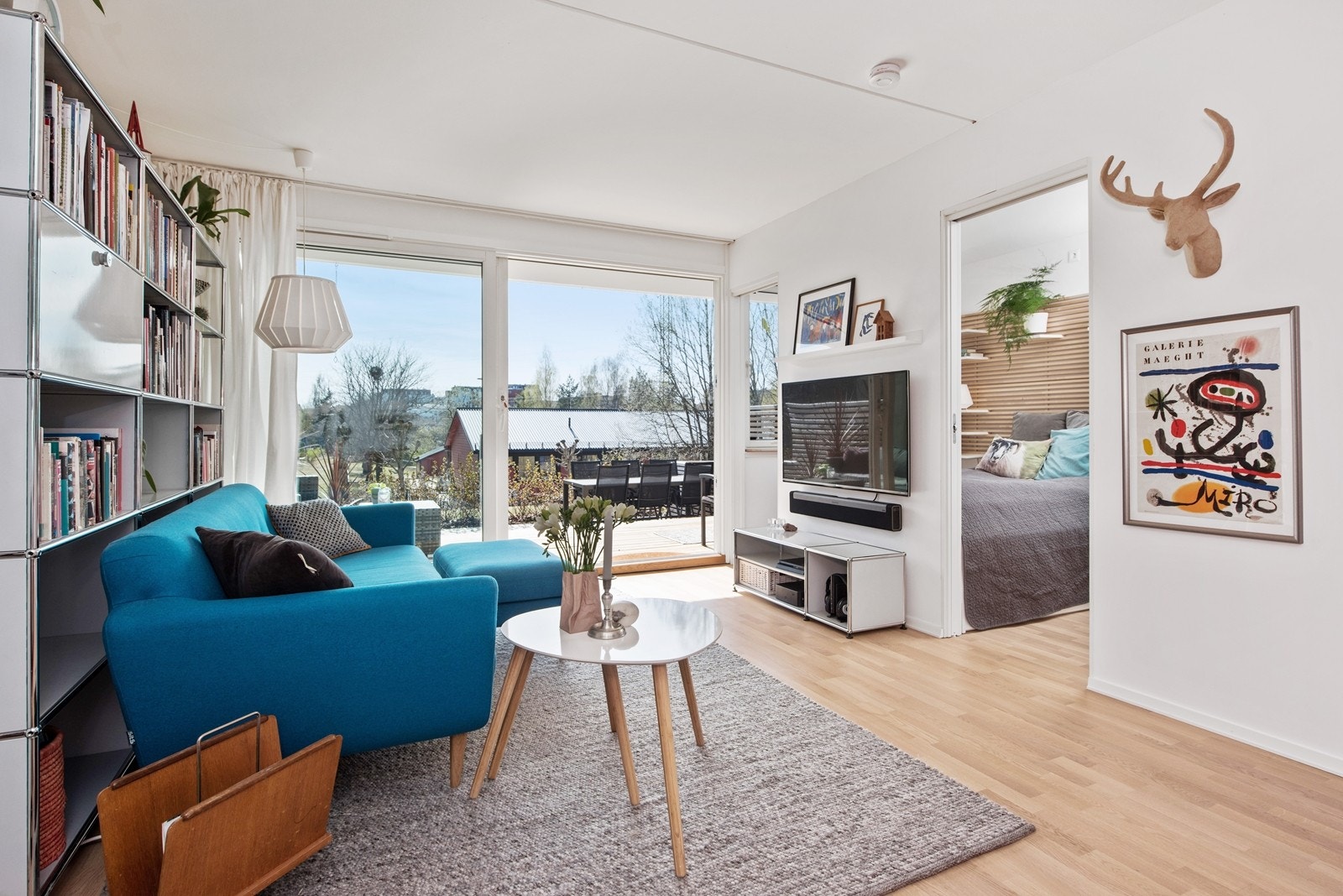 Stuen slipper lyset inn. Inngang til hovedsoverommet fra stuen. Galleribilde