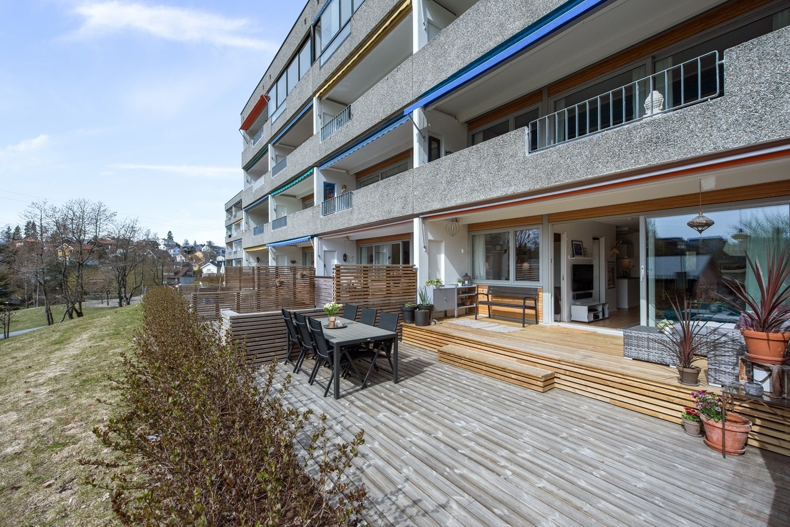 Stor og solrik terrasse Galleribilde