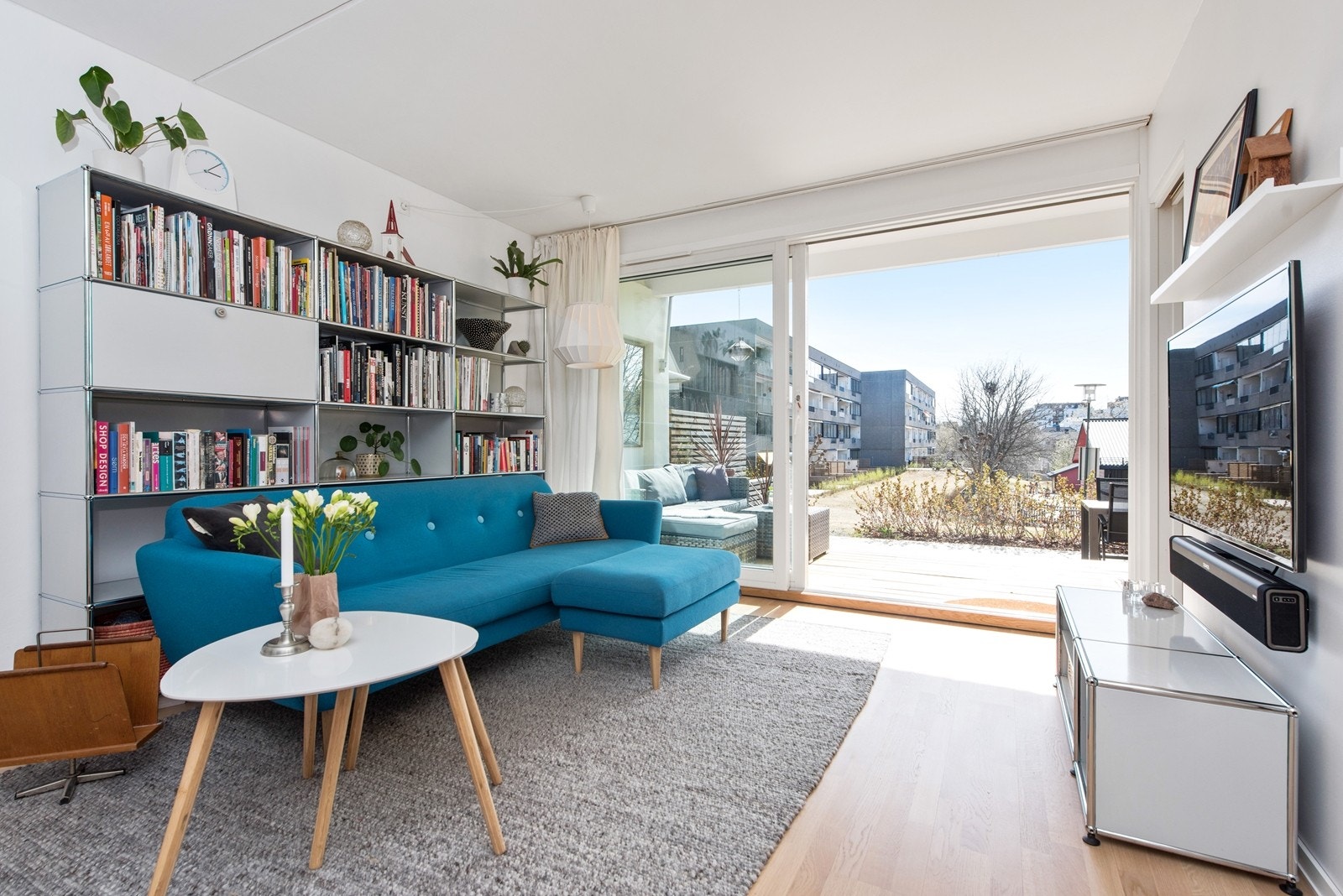 Stuen er praktisk innredet med direkte ut til 34 kvm stor og solrik terrasse Galleribilde