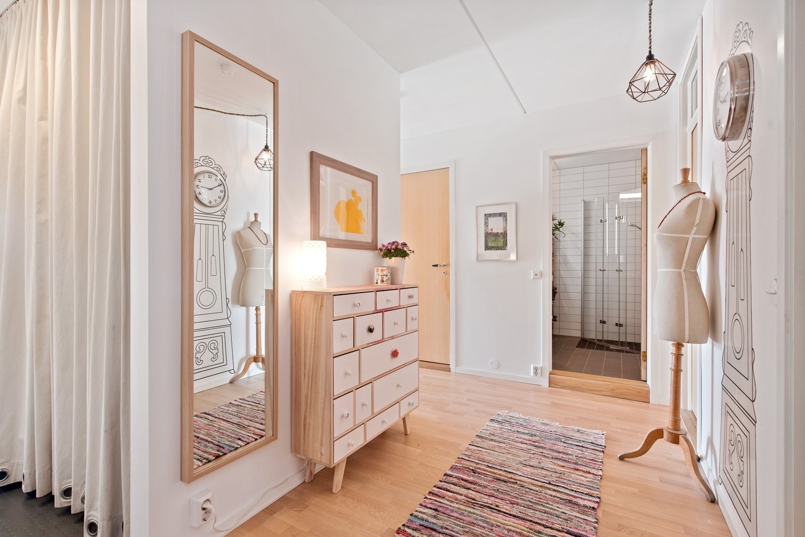 Gangen som har godt med plass til å henge av seg ytterklær bak forhenget Galleribilde