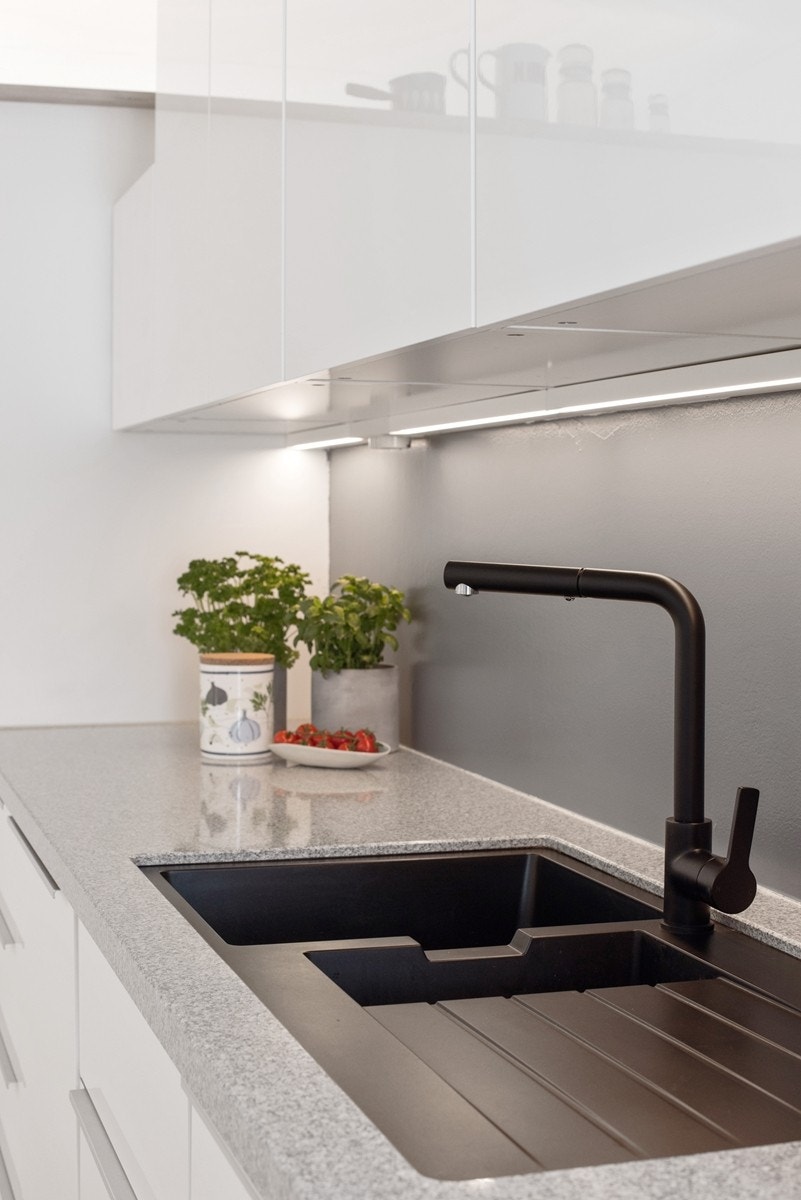 Stein benkeplate. Galleribilde