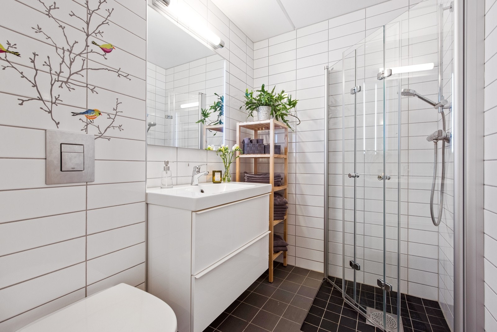 Badet er tidløst innredet med lyse fliser og innredning. Galleribilde