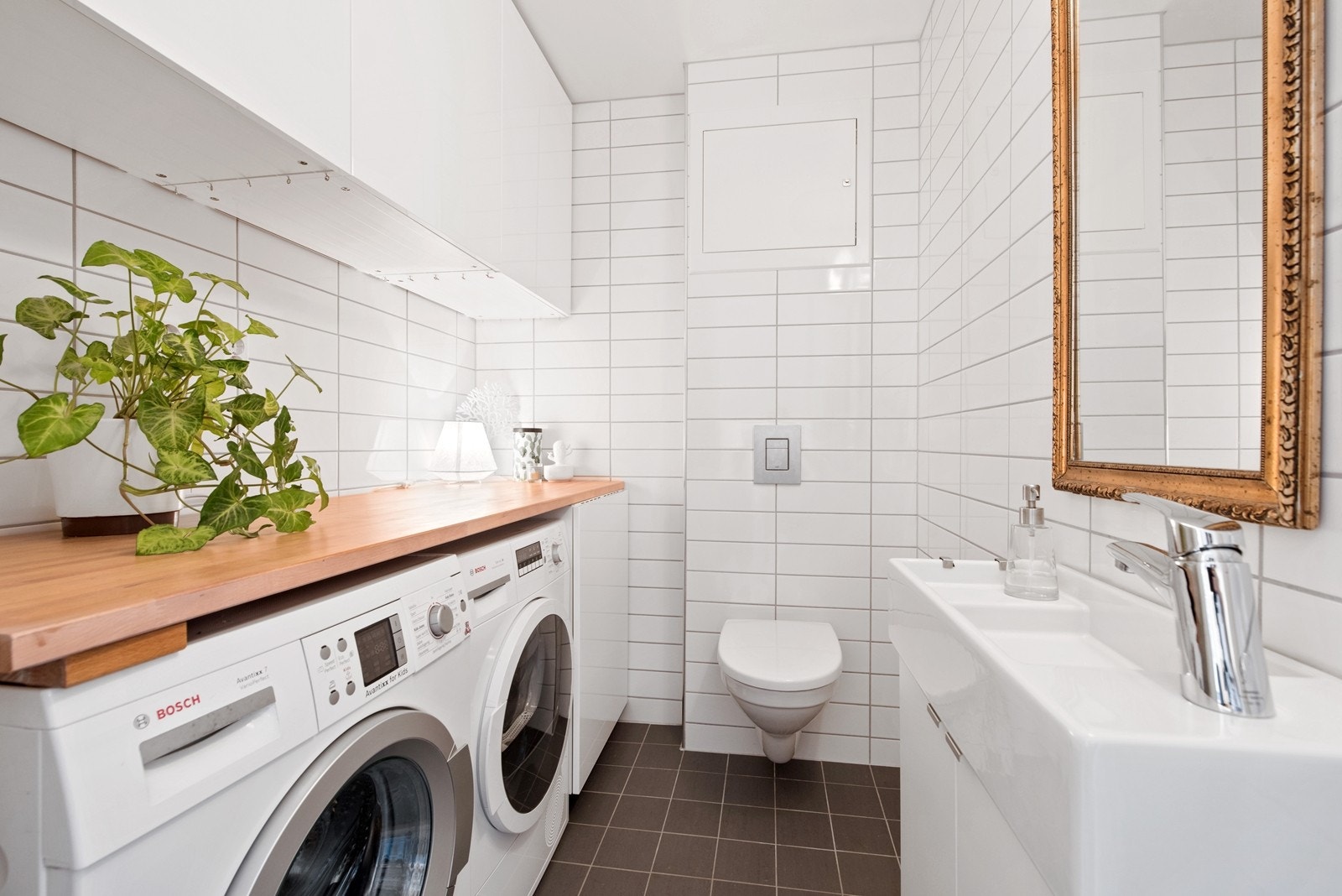 Pent og vaskerom med toalett med servant. Galleribilde