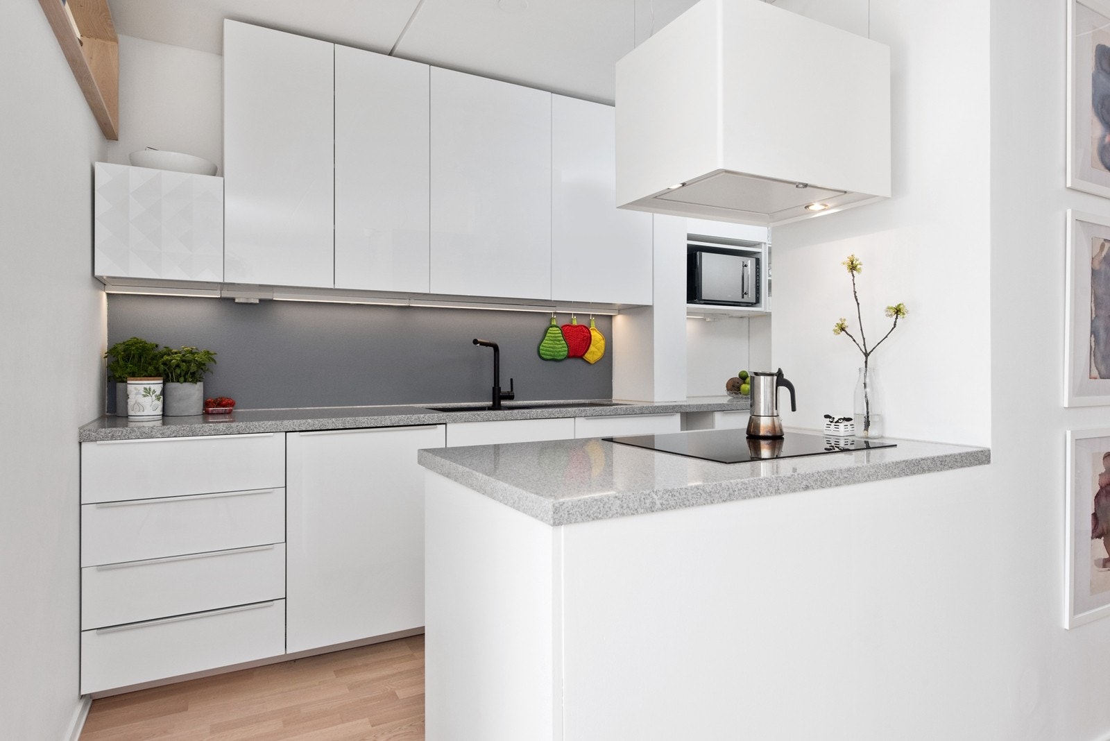 Delikat og pent kjøkken med integrerte hvitevarer Galleribilde