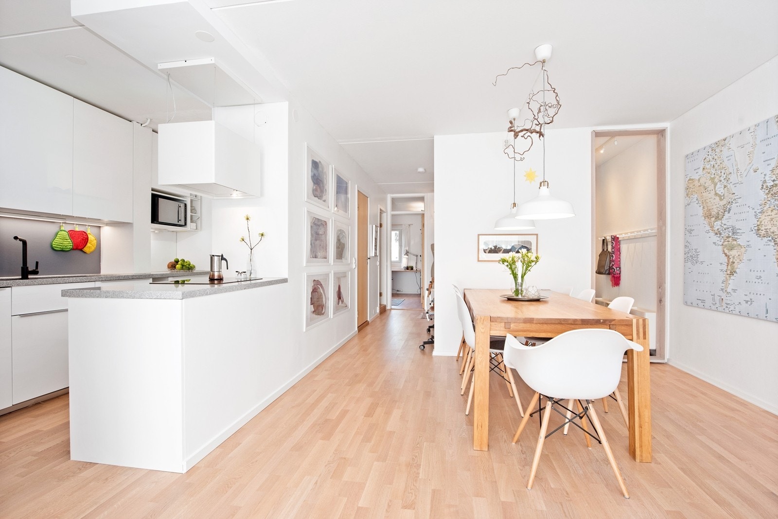 Kjøkken med delvis åpen løsning til spisestuen og stuen. Galleribilde