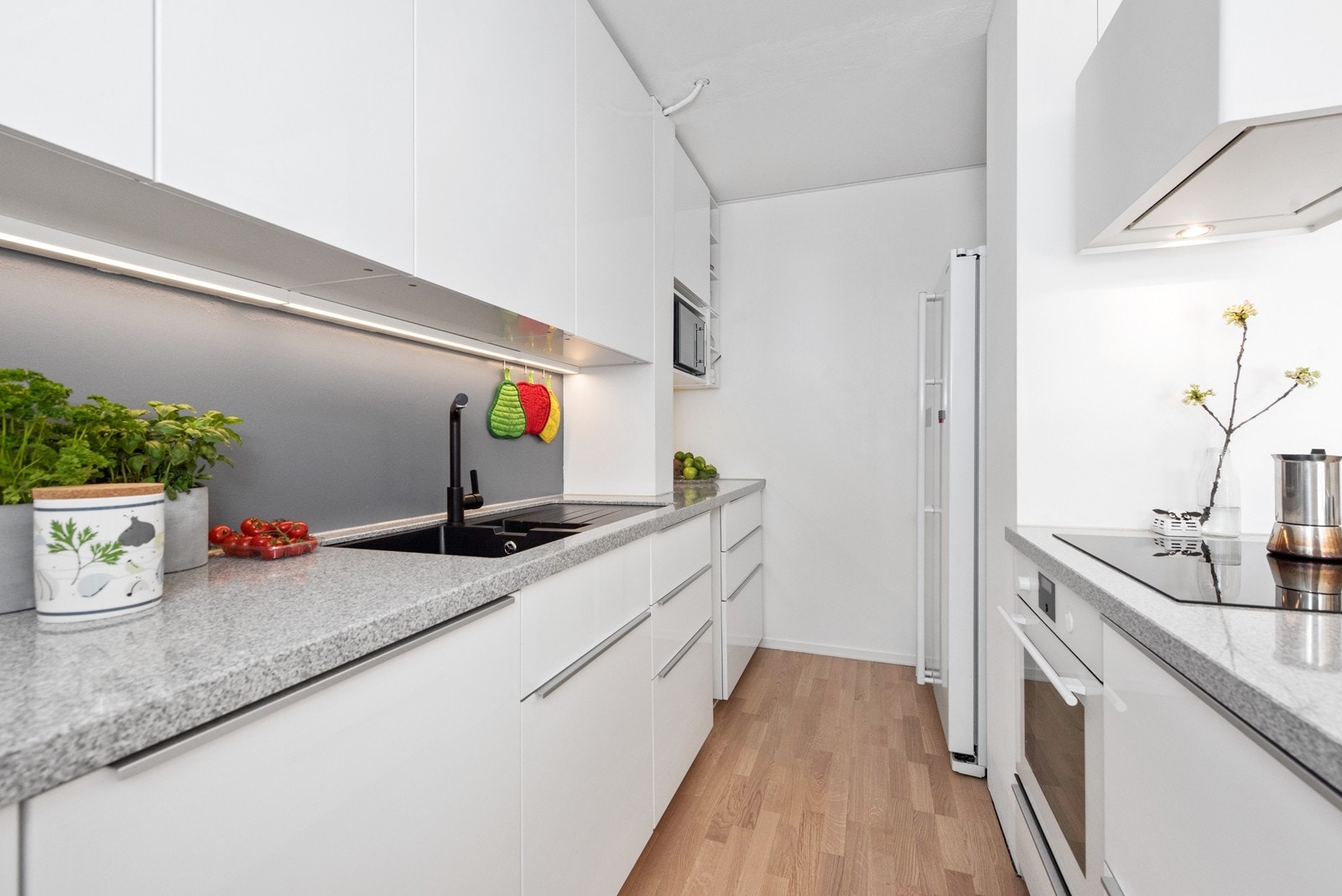 God med benkeplass og side by side kjøleskap. Galleribilde