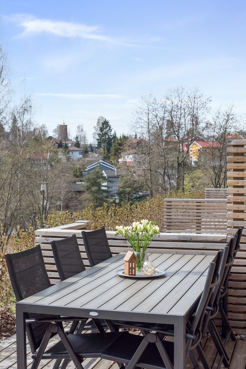 På terrassen er det god plass til lang spisegruppe Galleribilde