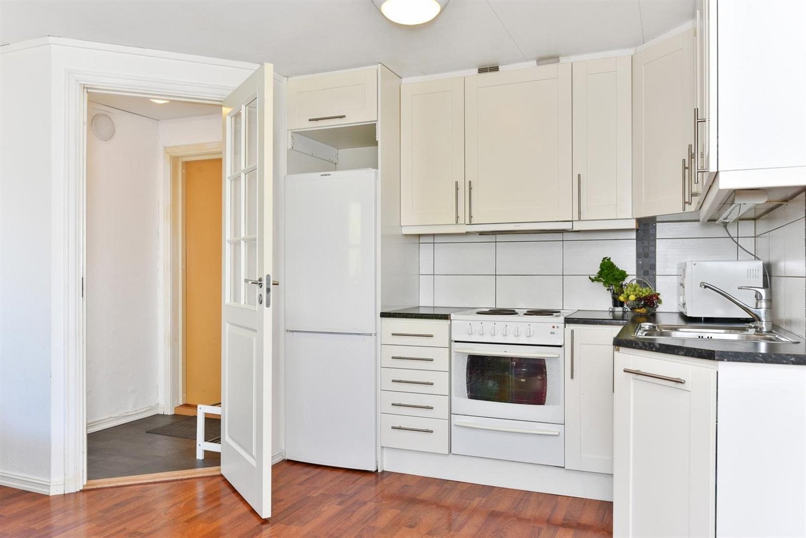 Romslig og fin åpen stue/kjøkken løsning. Galleribilde