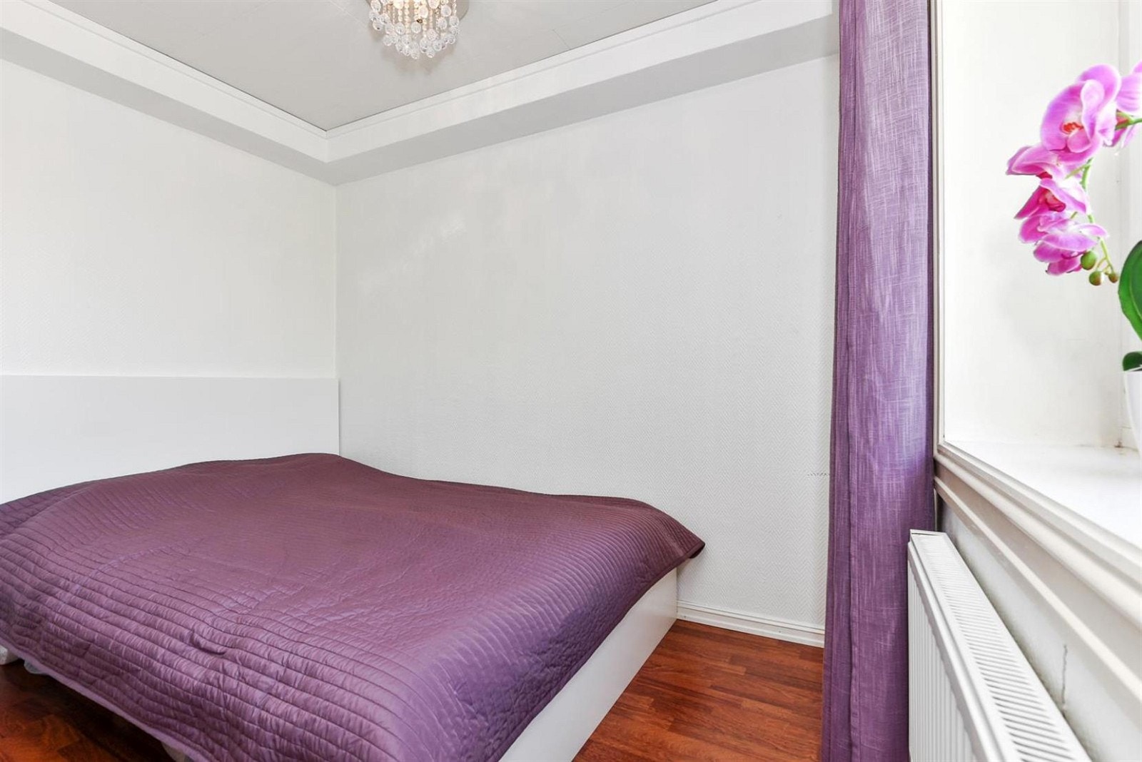 Boligen har et hyggelig soverom med adkomst fra stuen. Rommet er hvitmalt, har laminat på gulv og garderobeløsning. Galleribilde