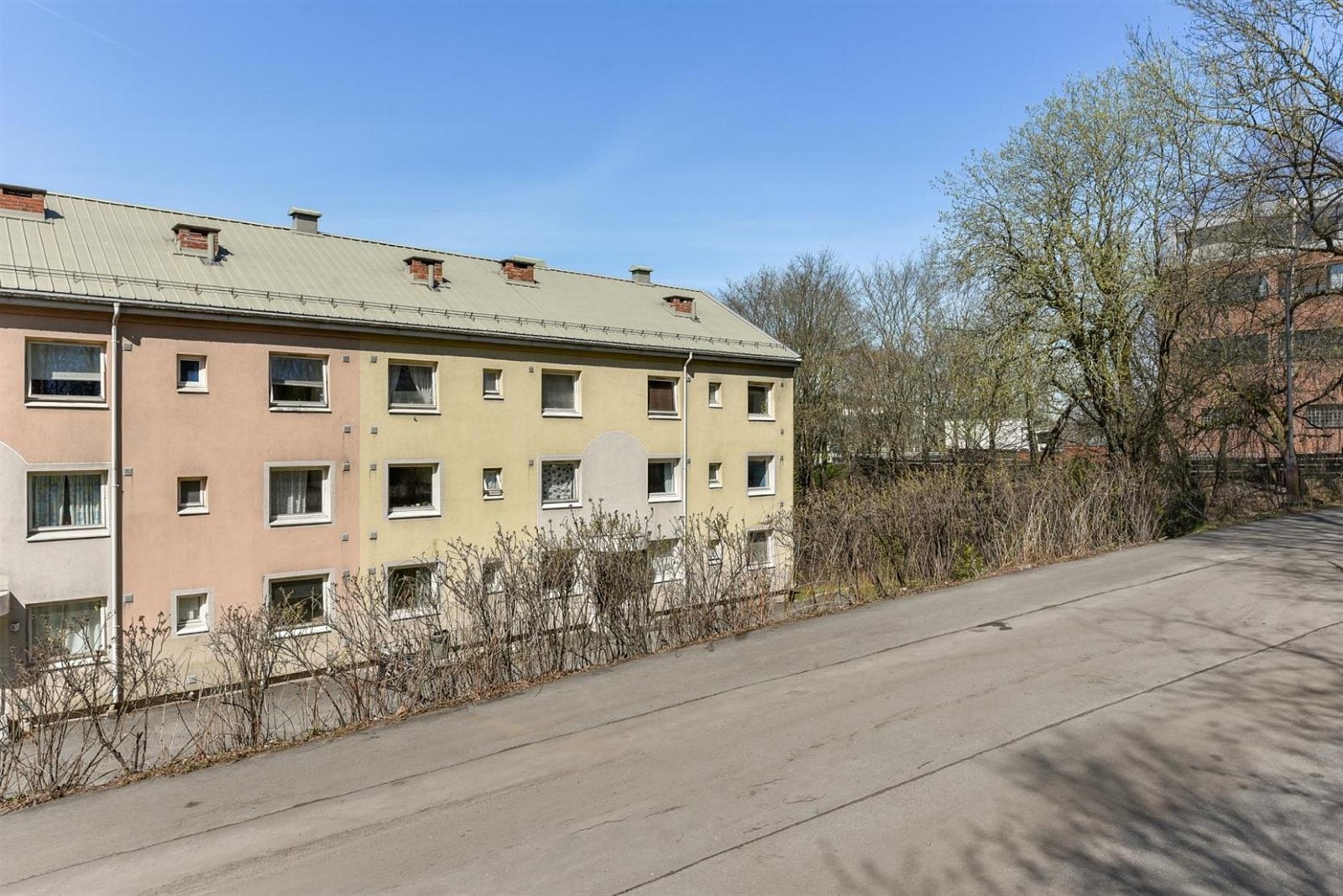 Eiendommen ligger i et attraktivt boligområde på Lindeberg i bydel Alna i Oslo. Lindeberg ligger inntil Østmarka, og har kort vei til E6-aksen for rask transport på strekningen Oslo sentrum/Gardermoen og videre til hele det sentrale Østlandsområdet. Galleribilde