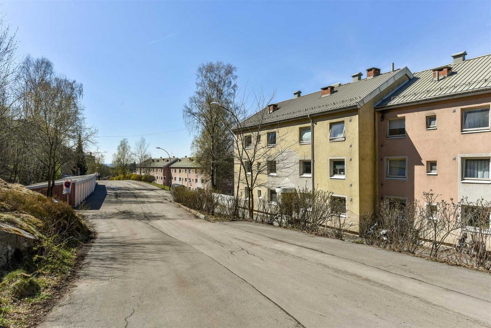 Lindeberglia 36 er en tiltalende 2-roms selveierleilighet beliggende i et veletablert og fint boligområde på Lindeberg. Boligen ligger i nærhet til Østmarka som myldrer av ulike turveier og vann. Samtidig er det kort vei inn til sentrum med buss og t-bane Galleribilde