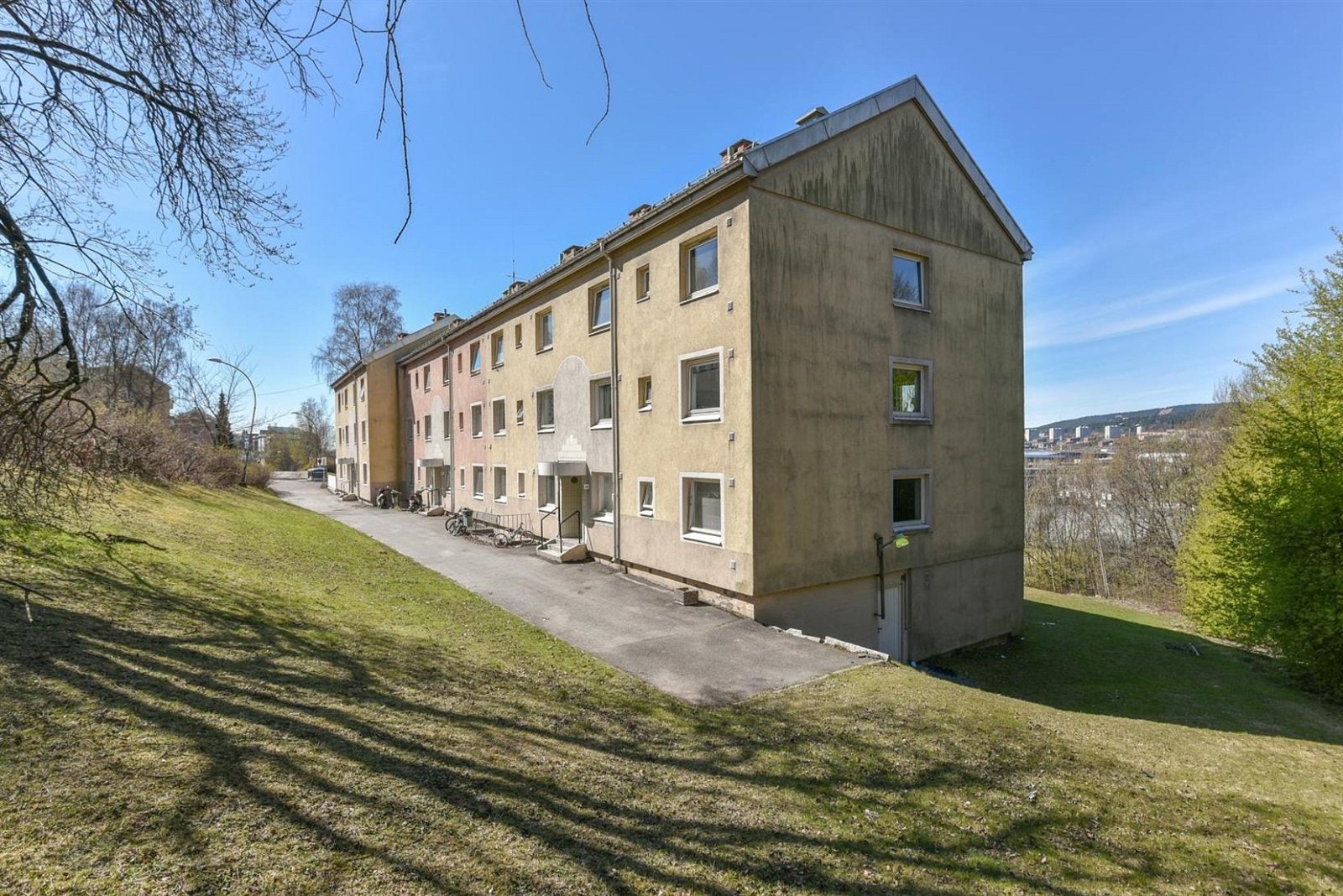 Borettslaget skal snart få ny "facelift". Nye ninduer, fasader og bad kommer i regi av borettslaget. Konferer megler for mer informasjon! Galleribilde