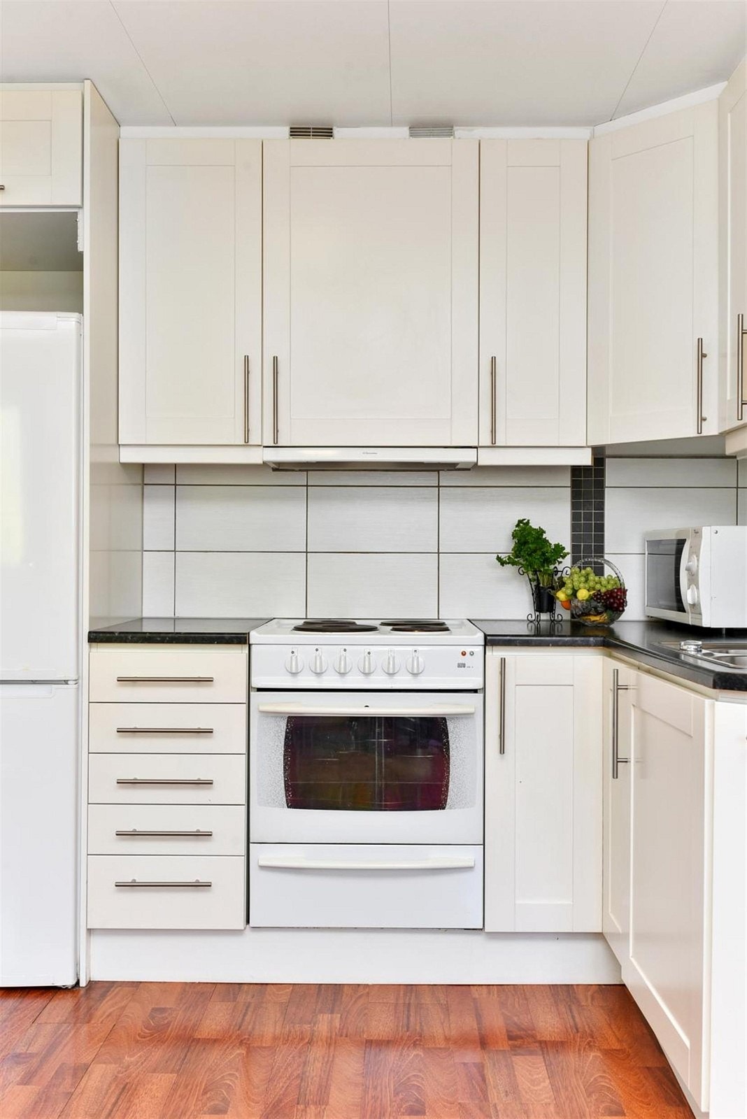 Videre er det ventilator over komfyrplass og nisje for kjøleskap. Galleribilde