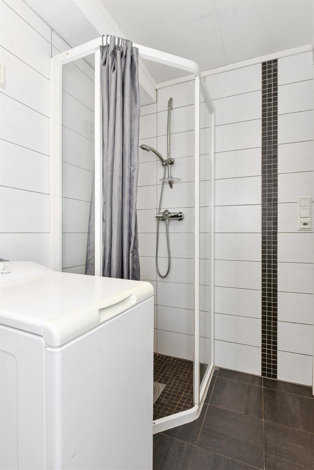 Boligen inneholder et pent bad som ble oppgradert i 2008. Badet er utstyrt med mørke fliser på gulv og hvite fliser på vegg med innslag av mosaikk. Galleribilde