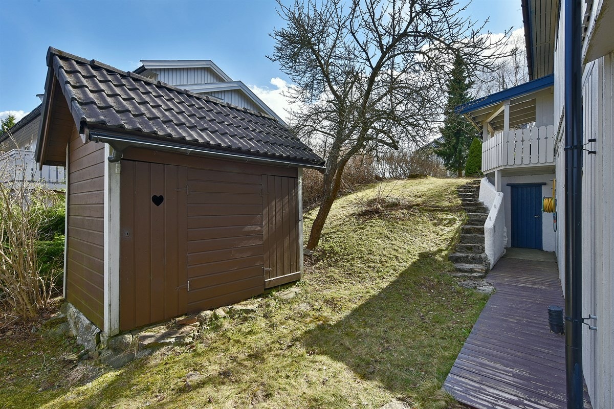 I tillegg har boligen et uthus som benyttes som vedskjul. Galleribilde
