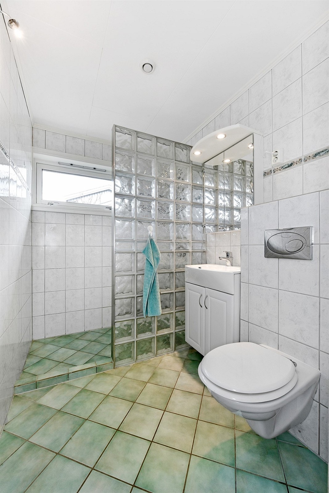 Det andre badet ligger i andre etasje og har flislagte overflater i grått og grønt. Galleribilde
