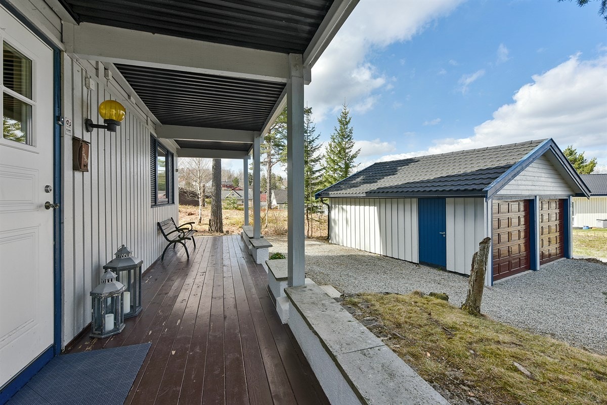 Overbygd platting i tilknytning til ingangspartiet. Galleribilde