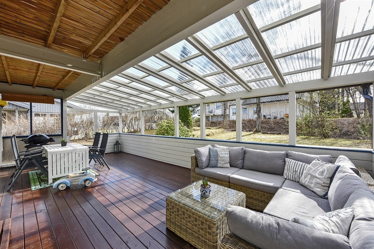 På baksiden har boligen også en romslig, overbygd terrasse, hvor utendørs hygge kan nytes selv i regn. Galleribilde