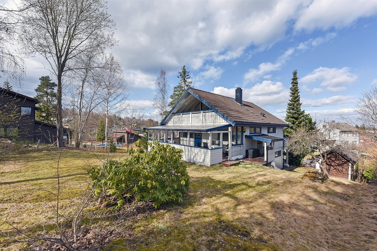 Boligen har en stor og skjermet bakhage med nydelige solforhold og flere, gode uteplasser. Galleribilde