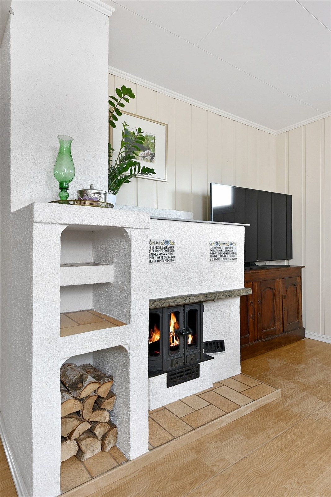 Stuen har peis med innsats for ekstra hygge. Galleribilde