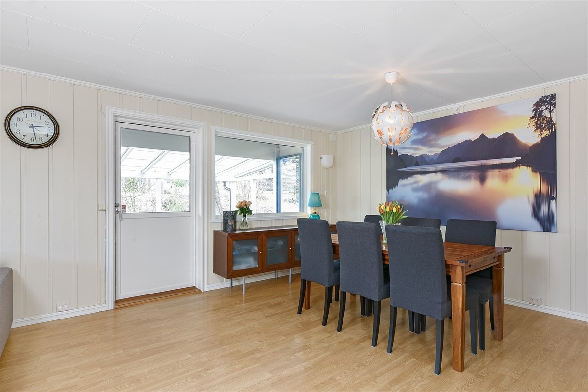 Stuen har store vindusflater slipper dagslyset inn. Galleribilde