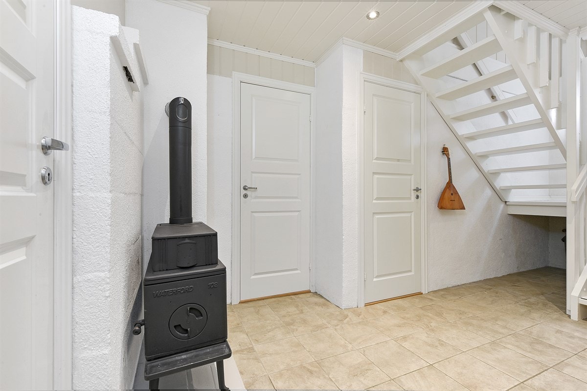 Tiltalende entré som har varme i flissatt gulv og downlights i himling. Galleribilde