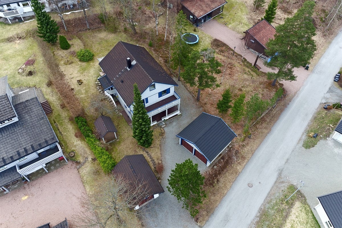 Boligen har flere uteplasser og fin utsikt. Barnevennlig og rolig beliggenhet med gangavstand til barnehage, skoler, buss og marka. Galleribilde