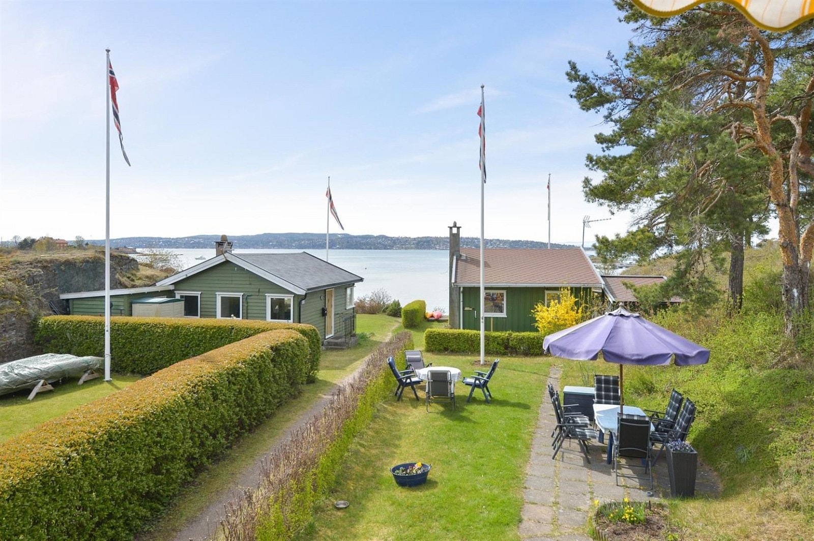 Hytta ligger i andre rekke med kort vei til brygge. Galleribilde