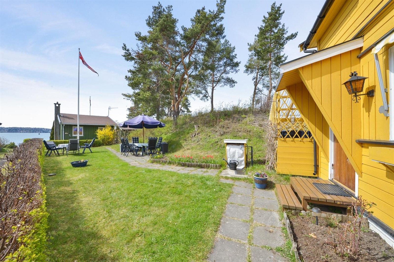 Solrik o gpent opparbeidet hage. Galleribilde