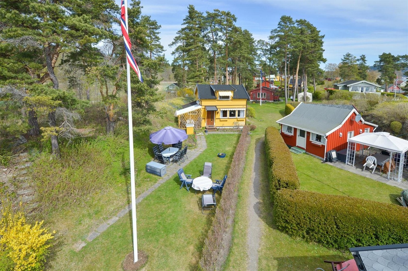 Pent opparbeidet uteområde med plass til flere sittegrupper. Galleribilde