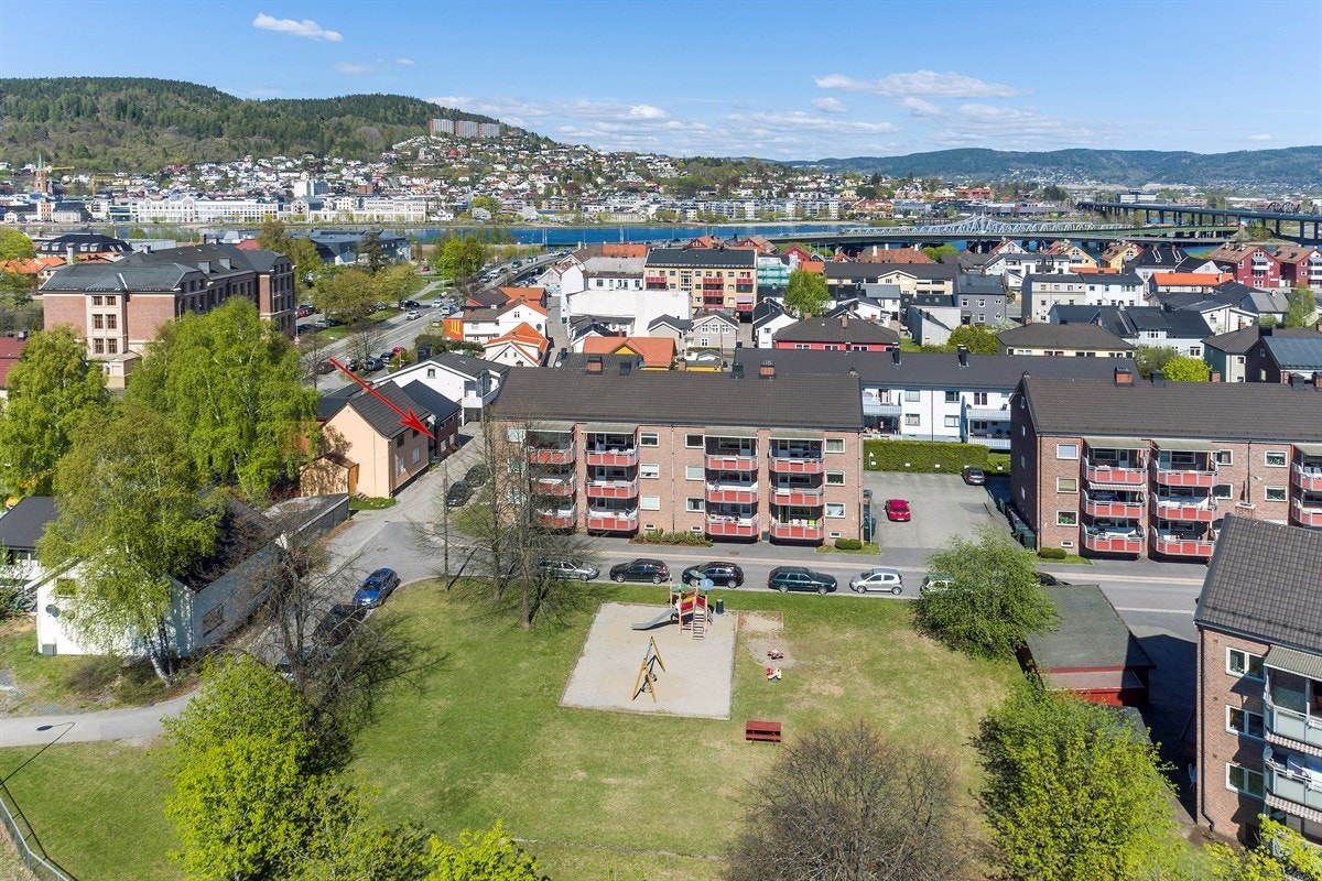 Området har nærhet til god offentlig kommunikasjon, skoler, barnehager, samt et rikt utvalg av fasiliteter og servicetilbud. Galleribilde