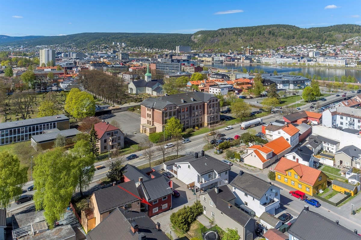 Eiendommen ligger sentralt og attraktivt til på Strømsø i Drammen kommune. Galleribilde