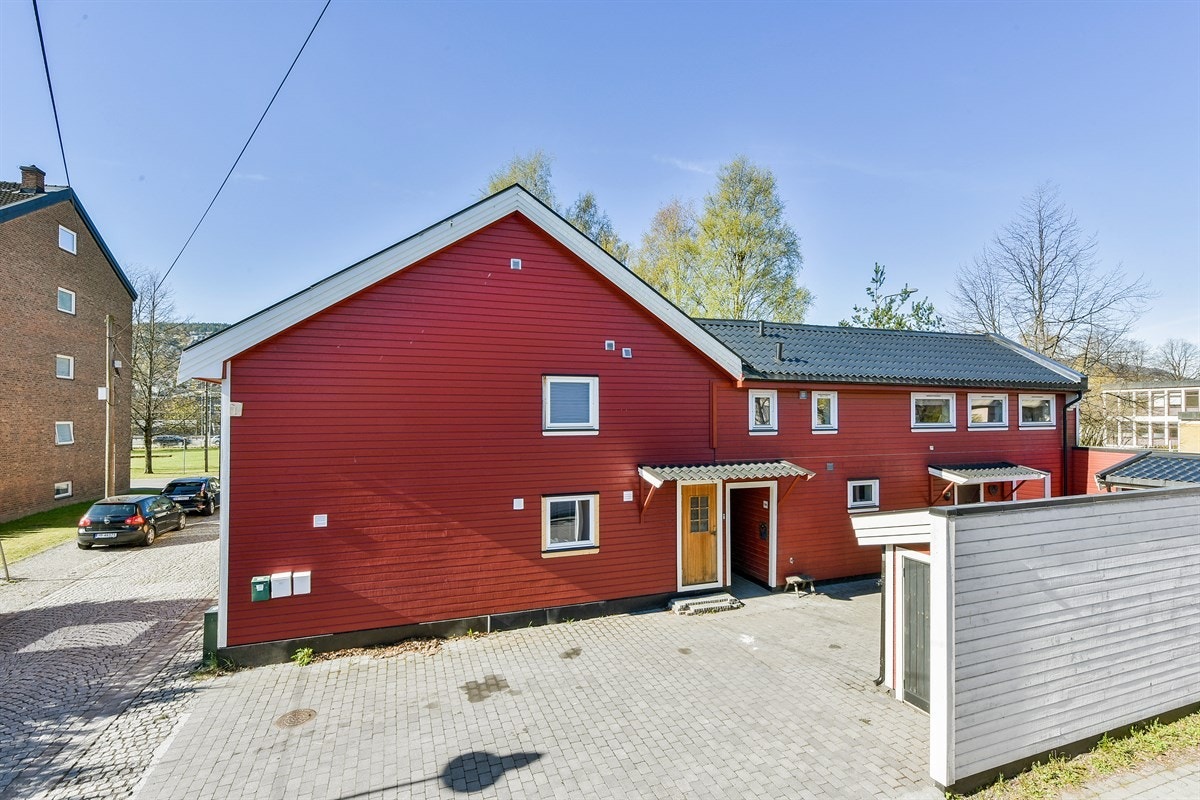 Leiligheten ligger i et hyggelig og sentralt boområde som for det meste består av småhus og lavblokkbebyggelse. Galleribilde
