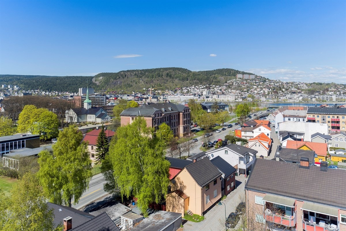 Området gir mulighet for offentlig kommunikasjon via buss, tog og flybuss, hvorav nærmeste holdeplass er Treschows gate som ligger ca. 270 meter fra boligen. Galleribilde