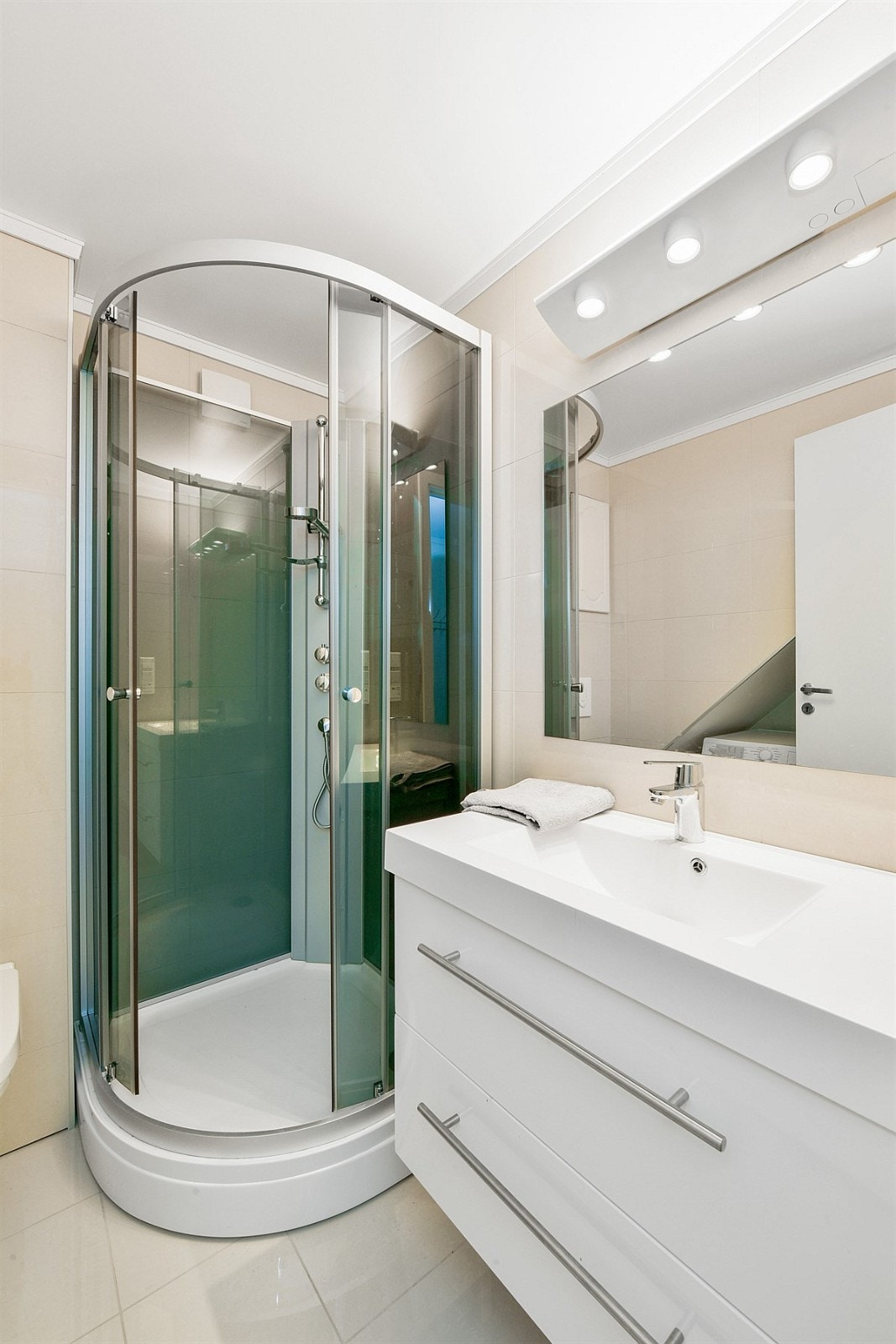 Badet er helt nytt og gir et delikat inntrykk med sandfargede fliser på gulv og vegg, samt deilig gulvvarme. Galleribilde