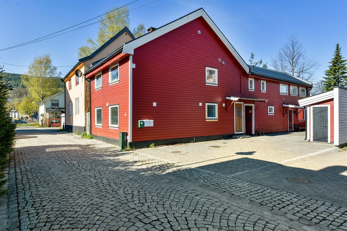 Det er parkering på felles utendørs parkeringsplass. Øvrig parkering etter områdets gjeldende bestemmelser. Galleribilde