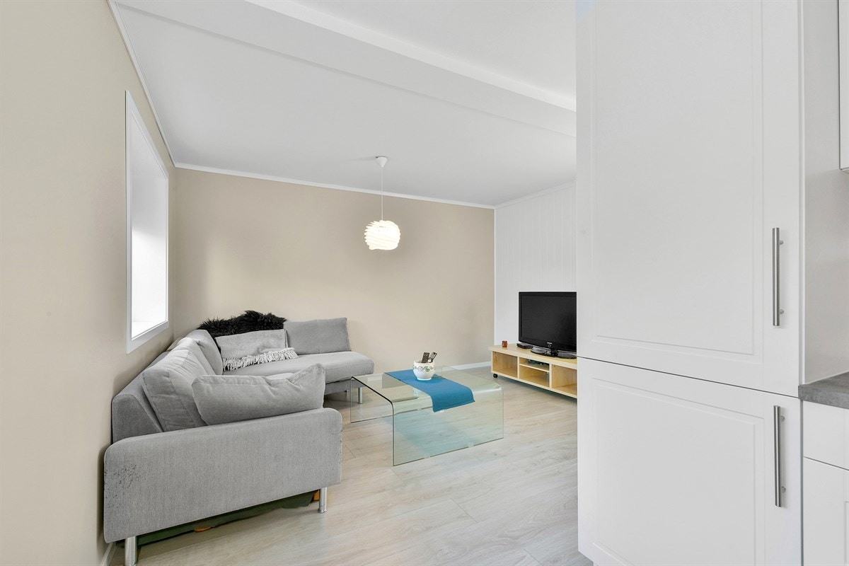 Det er god plass for sofagruppe i stuen. Galleribilde