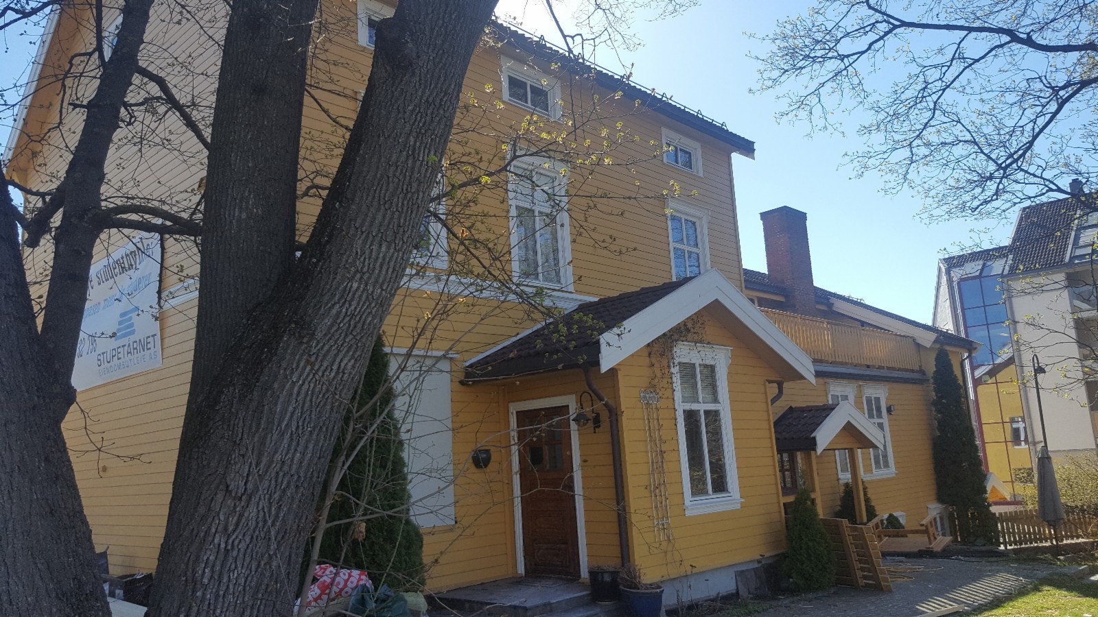 Stor flott hage med uteplass Galleribilde