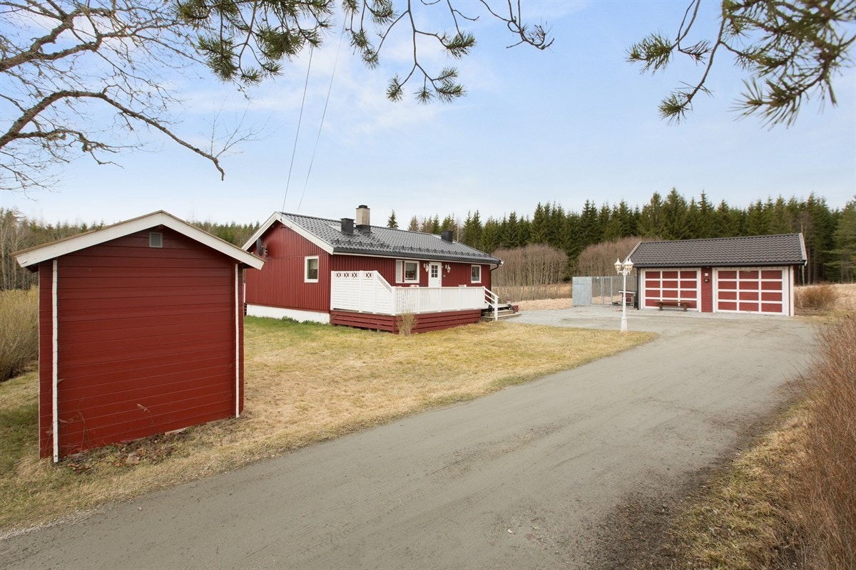Pent inngangsparti med plas til bilen både i garasje og på gårdsplass Galleribilde